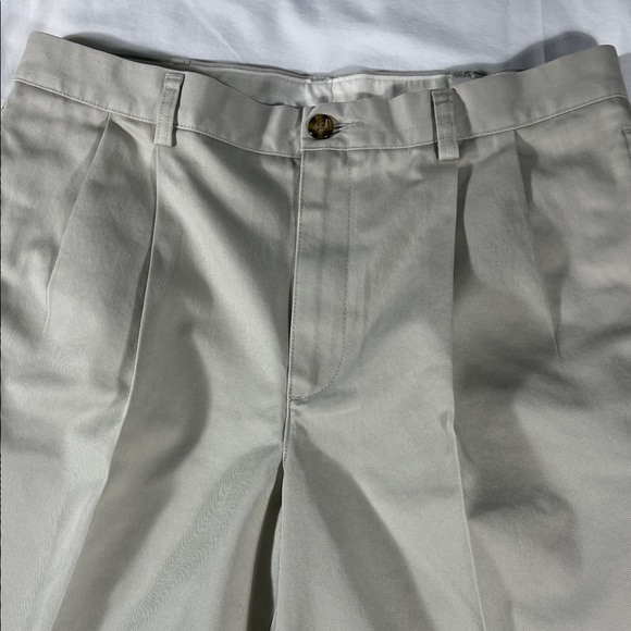 L.L. Bean mens stone khaki rugged pleated 8" inseam chino shorts - size 33 - Picture 1 of 10